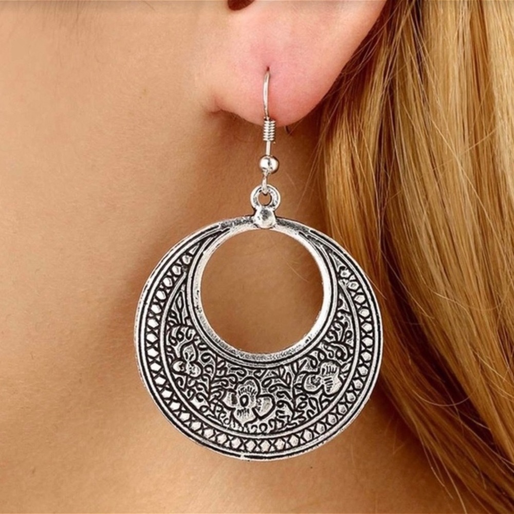 2/$20! Antiqued Silver Boho Circle Dangle Earrings - Picture 4 of 8